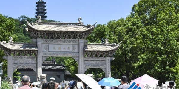  景区迎来暑期游客热